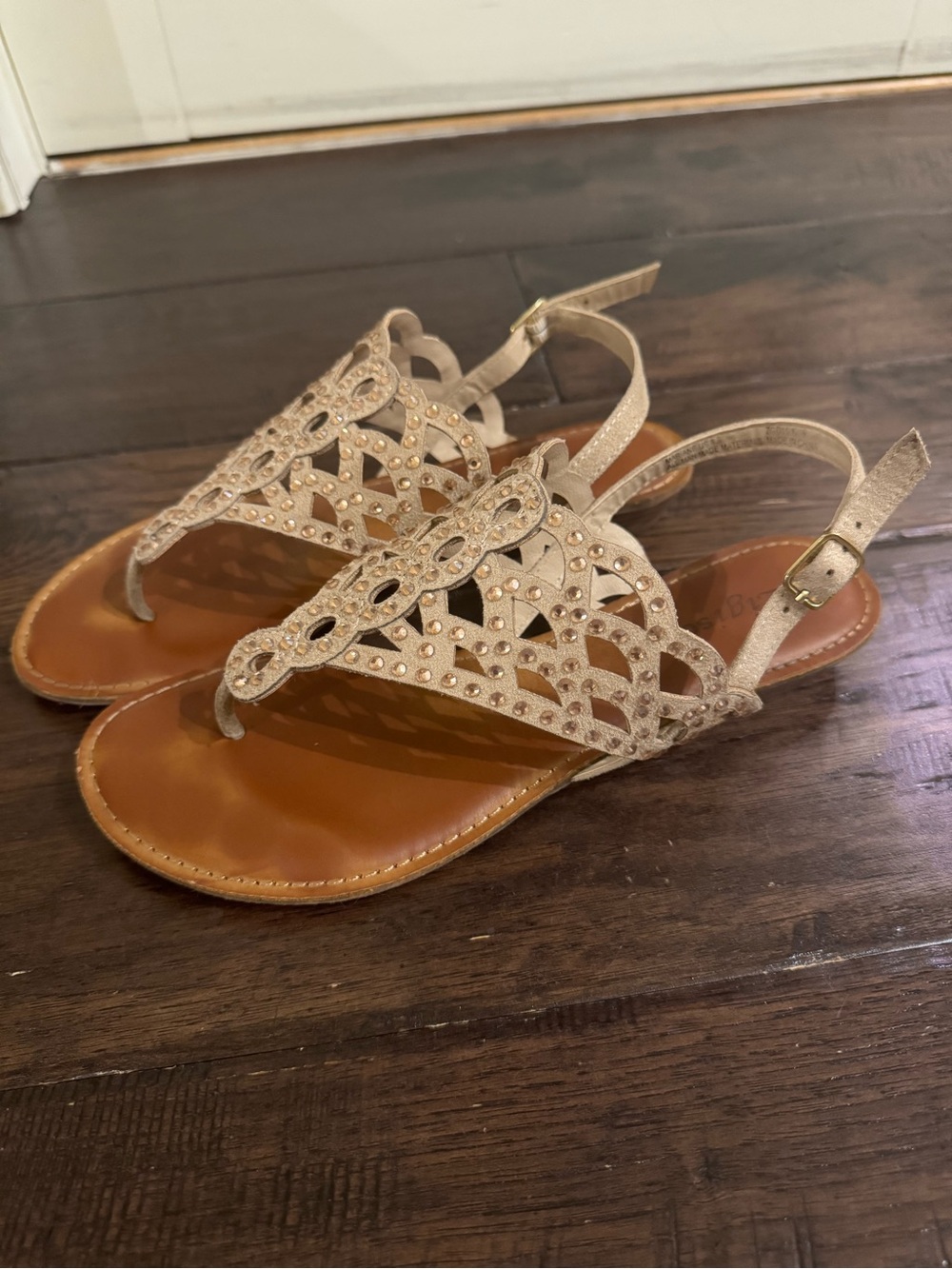 Elegant Cutout T-Strap Sandals in Champagne